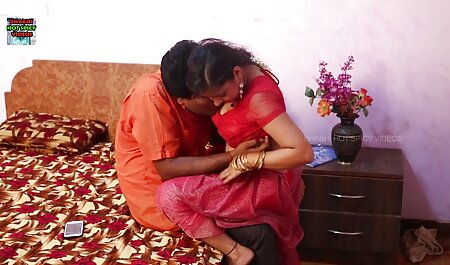 अधोवस्त्र में जूलिया अचानक देखने के लिए हिंदी में सेक्सी मूवी उसके पति के साथ छेड़खानी करने के लिए